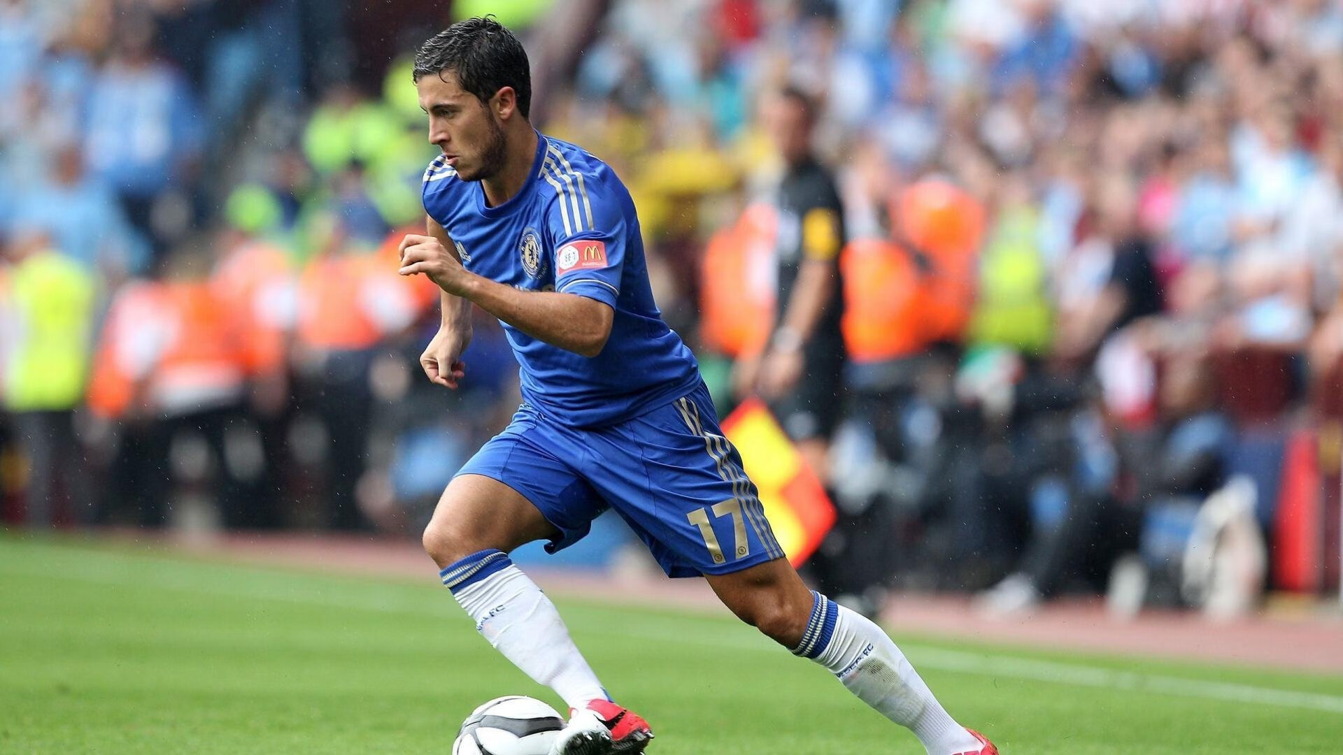 -女足比赛中，中国队员马某助攻得手，中国女足队长马君